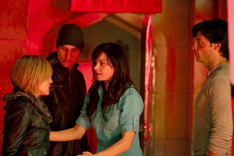 Allison Mack, Justin Hartley, Erica Durance, Tom Welling - Smallville - Pandora - Van film