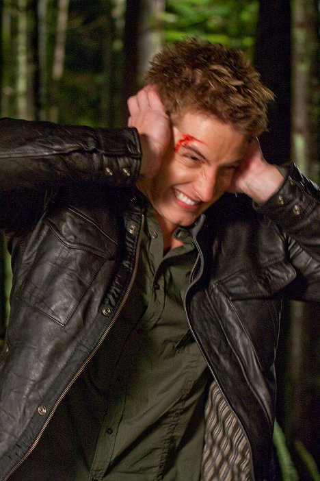 Justin Hartley - Smallville - Escape - Photos