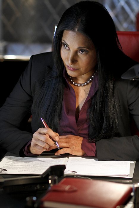 Pam Grier - Smallville - Checkmate - Photos