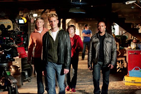 Alan Ritchson, Justin Hartley, Kyle Gallner, Lee Thompson Young - Smallville - Justice - Van de set