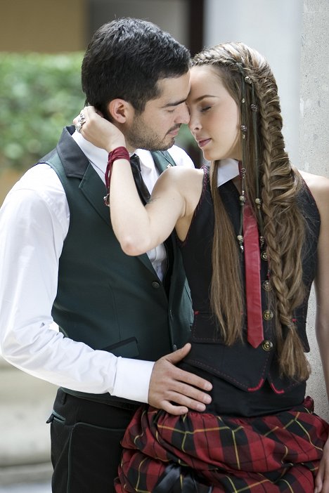 Alfonso Herrera, Belinda - Camaleones - Promokuvat