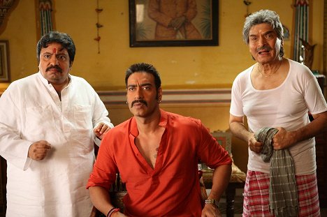 Neeraj Vora, Ajay Devgan, Govardhan Asrani - Bol Bachchan - Van film