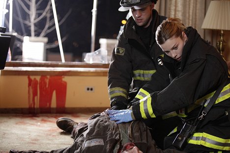 Jesse Spencer, Lauren German - Chicago Fire - Under the Knife - Do filme