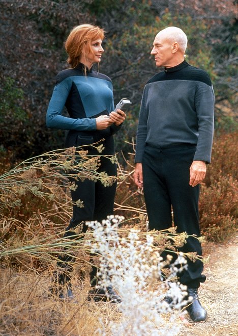 Gates McFadden, Patrick Stewart - Star Trek: La nueva generación - Attached - De la película