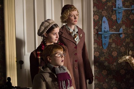 Maurice Cole, Holly Earl, Claire Skinner - Doktor Who - The Doctor, the Widow and the Wardrobe - Z filmu