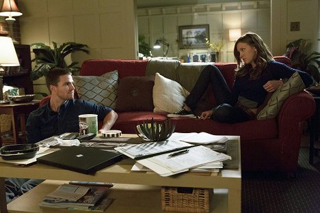 Stephen Amell, Katie Cassidy - Arrow - Honor Thy Father - Photos