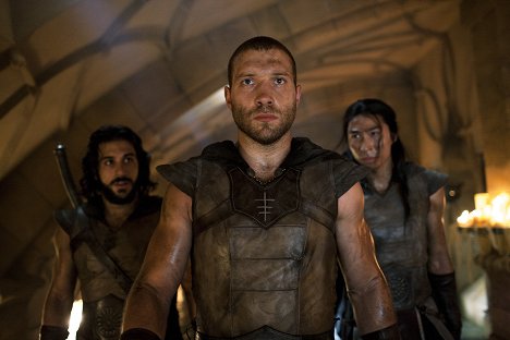 Jai Courtney, Chris Pang - I, Frankenstein - Photos