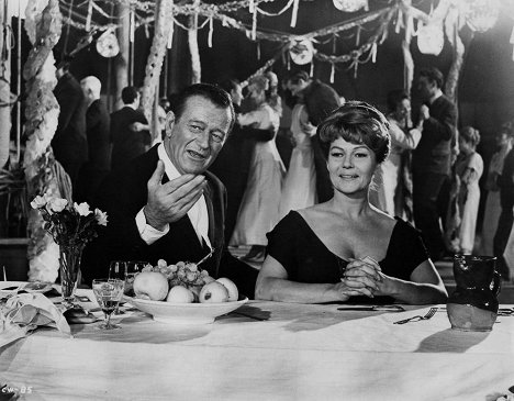 John Wayne, Rita Hayworth - Circus World - Photos