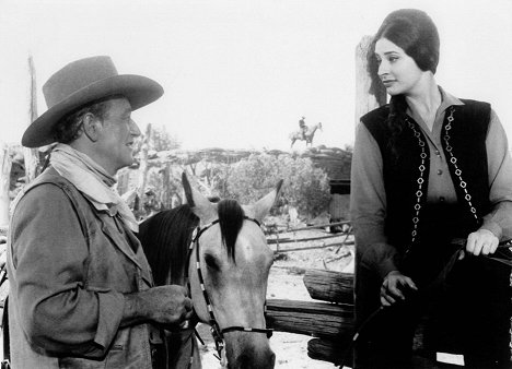 John Wayne, Ina Balin - Die Comancheros - Filmfotos