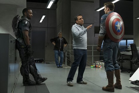 Anthony Mackie, Joe Russo, Chris Evans - Captain America, le soldat de l'hiver - Tournage