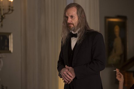 Denis O'Hare - American Horror Story - Die Toten werden auferstehen - Filmfotos