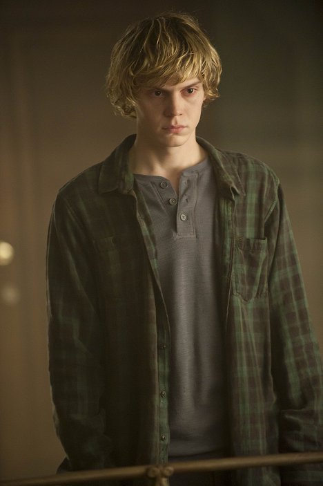 Evan Peters - American Horror Story - Schweinchen-Schwein - Filmfotos