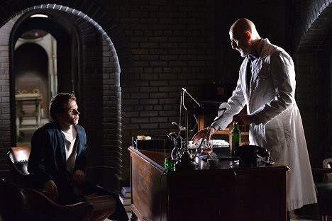 Evan Peters, James Cromwell - American Horror Story - Asylum - De la película