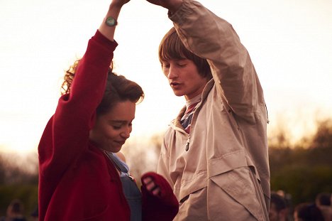 Emilia Clarke, Elliott Tittensor - Spike Island - Filmfotók