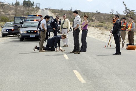 Tim Kang, Simon Baker, Owain Yeoman, Amanda Righetti - The Mentalist - Tisch 43 - Filmfotos