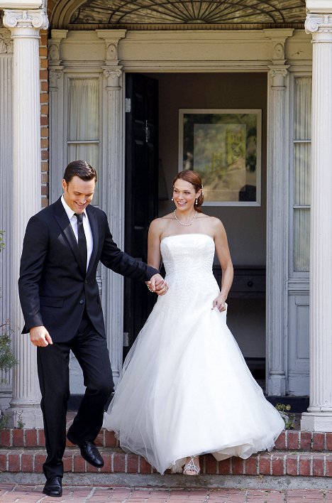 Owain Yeoman, Amanda Righetti - The Mentalist - Wedding in Red - Photos