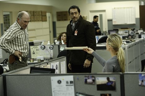 Ted Levine, Diana Maria Riva, Demián Bichir - The Bridge - Z filmu