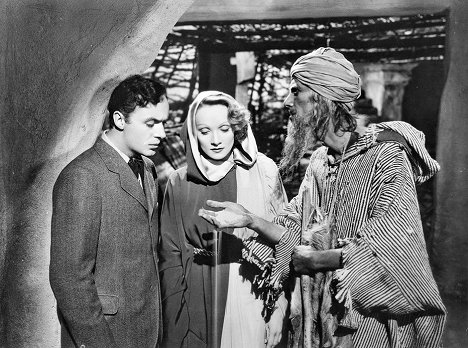 Charles Boyer, Marlene Dietrich, John Carradine - El jardín de Alá - De la película