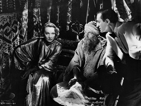 Marlene Dietrich, John Carradine, Basil Rathbone - Der Garten Allahs - Filmfotos