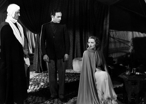 Basil Rathbone, Charles Boyer, Marlene Dietrich - El jardín de Alá - De la película