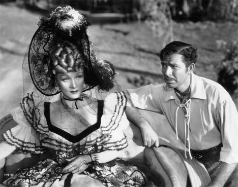 Marlene Dietrich, Bruce Cabot - The Flame of New Orleans - De filmes