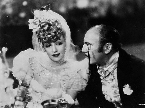 Marlene Dietrich, Roland Young - Die Abenteurerin - Filmfotos