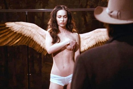 Megan Fox - Krev na křídlech - Z filmu