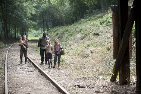 Melissa McBride, Chad L. Coleman, Kyla Kenedy, Brighton Sharbino - Živí mrtví - Vězňové - Z filmu