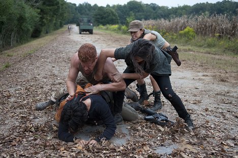 Michael Cudlitz, Christian Serratos - The Walking Dead - Beansprucht - Filmfotos