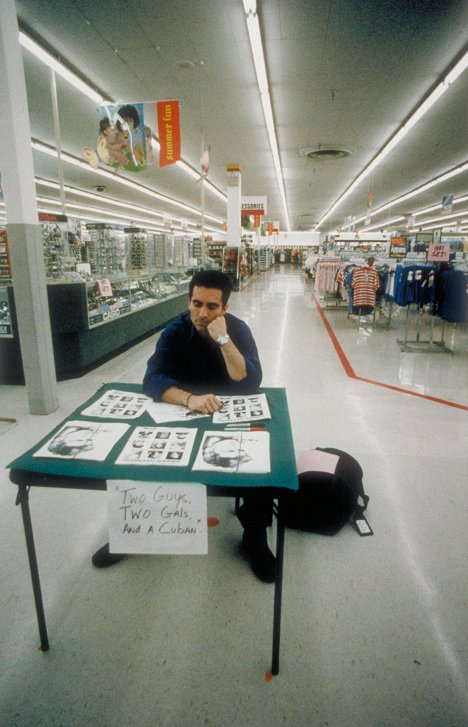 Nestor Carbonell - Attention Shoppers - Kuvat elokuvasta