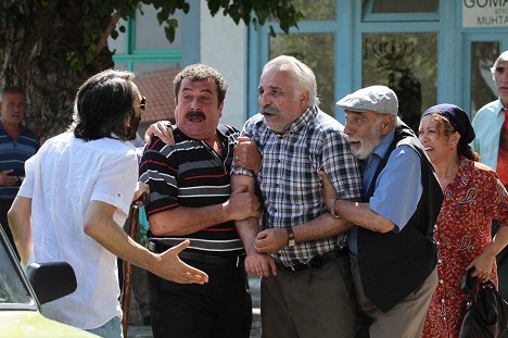 Firat Tanis, Hasan Kaçan, Sebnem Sönmez - Sürgün Inek - De la película