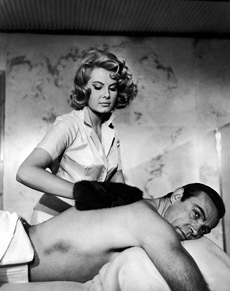 Molly Peters, Sean Connery - Opération Tonnerre - Film