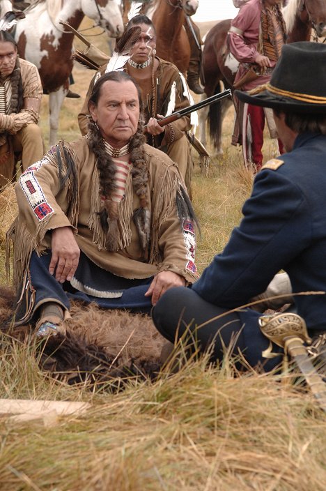 August Schellenberg - Moje srdce pochovajte pri Wounded Knee - Z filmu