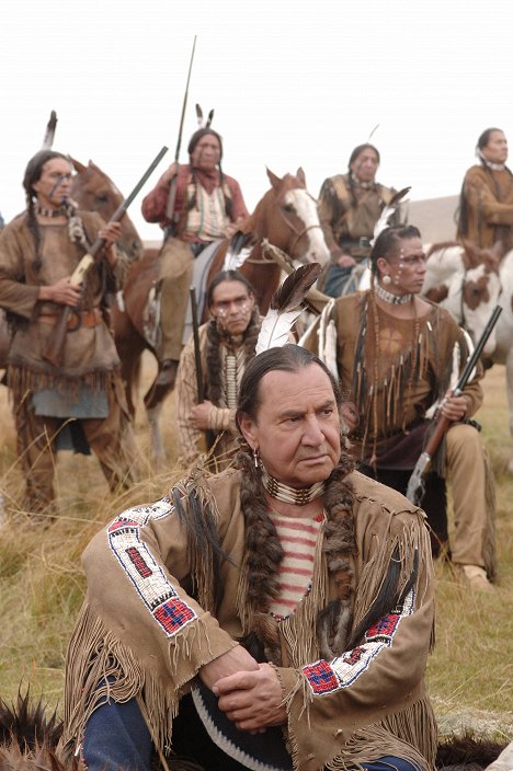 August Schellenberg - Entierra mi corazón en Wounded Knee - De la película