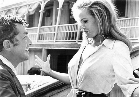 Dean Martin, Ursula Andress - Čtyři z Texasu - Z filmu