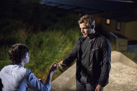 Freddie Highmore, Max Thieriot - Bates Motel - Shadow of a Doubt - Photos