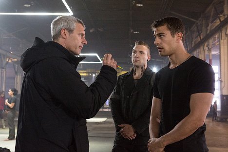 Neil Burger, Jai Courtney, Theo James - Divergente - Tournage