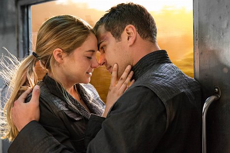 Shailene Woodley, Theo James - Divergent - Photos