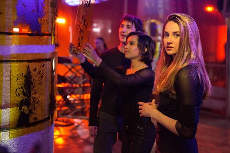 Ben Lloyd-Hughes, Zoë Kravitz, Shailene Woodley - Divergent - Photos