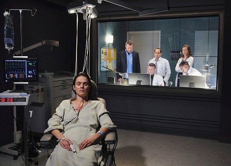 Cali Fredrichs, Hugh Laurie, Jesse Spencer, Peter Jacobson, Olivia Wilde, Omar Epps - House M.D. - Black Hole - Photos