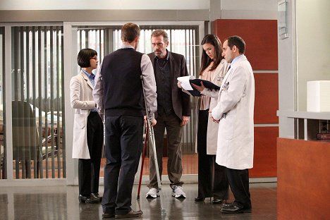 Charlyne Yi, Hugh Laurie, Odette Annable, Peter Jacobson - House M.D. - Chase - Photos
