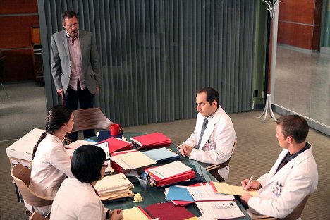 Odette Annable, Hugh Laurie, Peter Jacobson, Jesse Spencer - House M.D. - Body and Soul - Photos