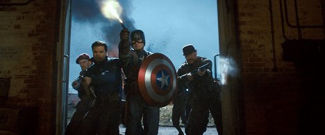 Sebastian Stan, Chris Evans, Neal McDonough - Amerika Kapitány: Az első bosszúálló - Filmfotók
