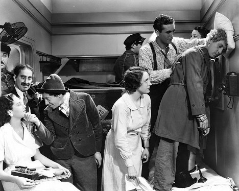 Groucho Marx, Chico Marx, Allan Jones, Harpo Marx - Die Marx Brothers in der Oper - Filmfotos