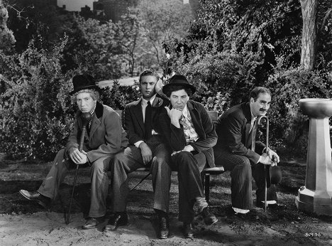 Harpo Marx, Allan Jones, Chico Marx, Groucho Marx - Die Marx Brothers in der Oper - Filmfotos