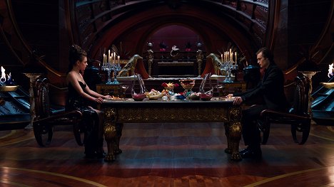 Mila Kunis, Douglas Booth - Jupiter Ascending - Van film