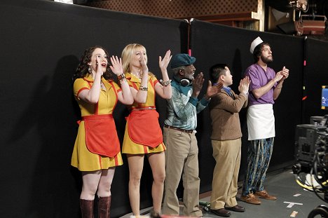 Kat Dennings, Beth Behrs, Garrett Morris, Matthew Moy, Jonathan Kite - 2 Broke Girls - Van de set