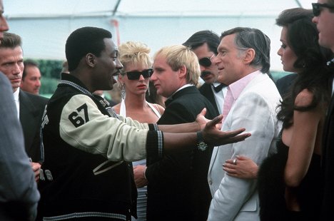 Eddie Murphy, Paul Guilfoyle, Hugh M. Hefner - Policajt v Beverly Hills II - Z filmu