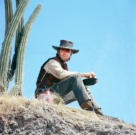 Clint Eastwood - Dva muly pre sestru Sáru - Z filmu