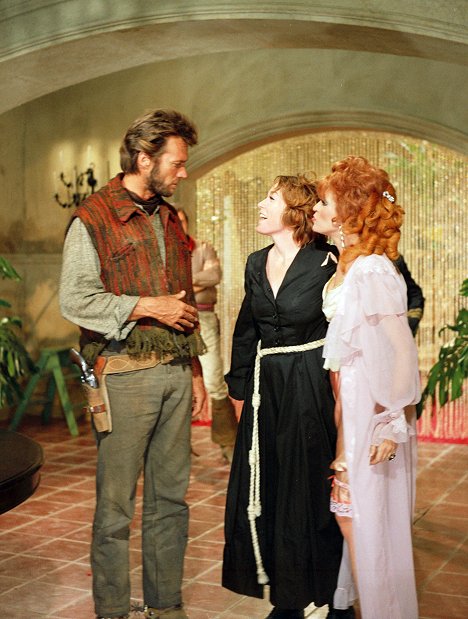 Clint Eastwood, Shirley MacLaine - Két öszvér Sarah nővérnek - Filmfotók